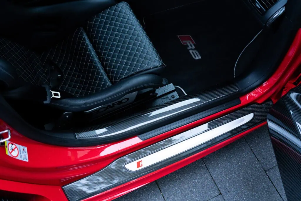 Audi R8 42 Carbon dashboard side panel - CarbonFabrik | Premium Carbon ...